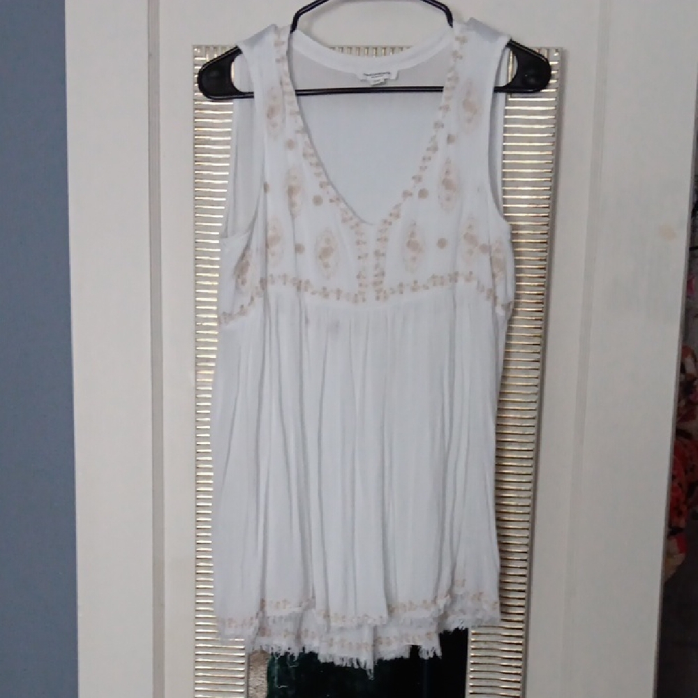 Beach*Lunch*Lounge - White Sleeveless V-Neck Tank Top w/Floral Embroidery, M